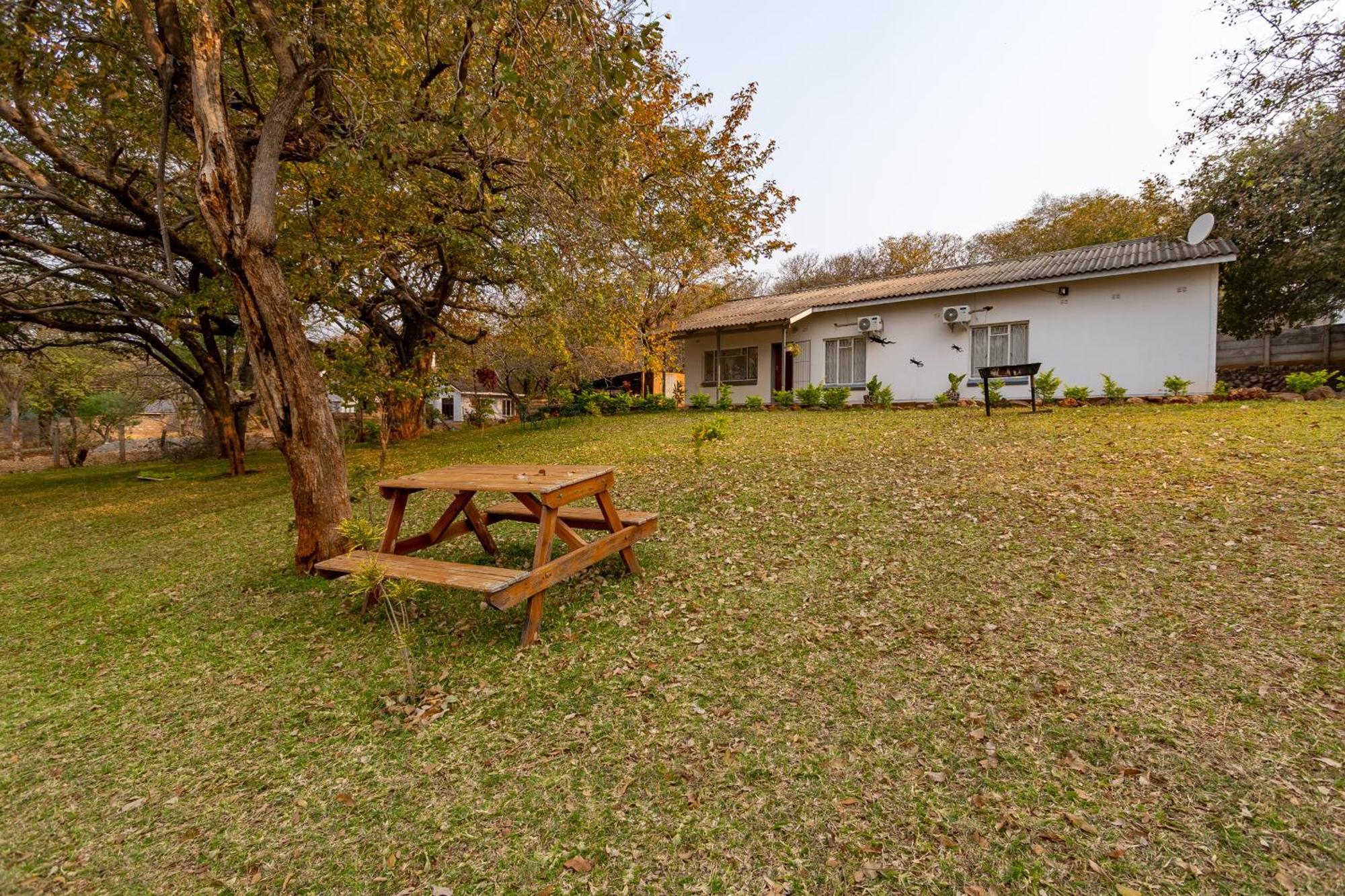Wood Road Guest Lodge Victoria Falls Exteriér fotografie